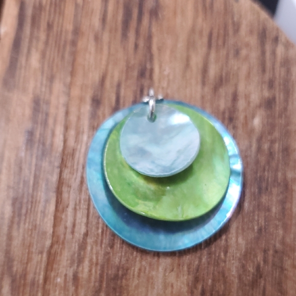 P301 Mother Of Pearl Pear Disc Pendant - Picture 1 of 2